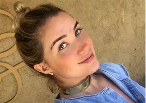 Ex BBB Aline Gotschalg faz topless para mostrar barriguinha de grávida