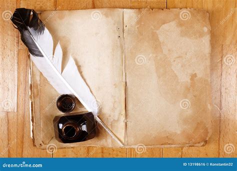 Libro De La Vendimia Con La Pluma De La Pluma Foto De Archivo Imagen