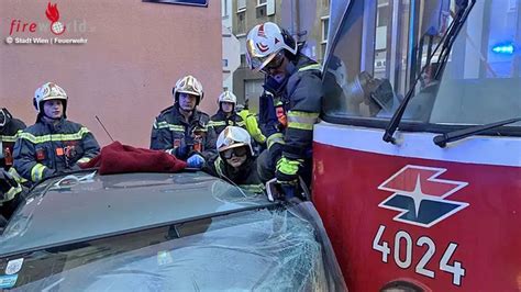 Wien Eingeklemmter Lenker und drei Verletzte nach Pkw Straßenbahn