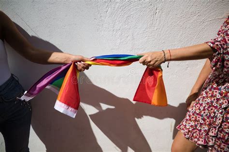 Detalle De La Bandera Gay En Cada Extremo A Manos De Dos Mujeres Lesbianas Concepto Orgullo Gay
