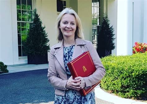 Tutto su Liz Truss chi è la nuova premier britannica carriera e vita