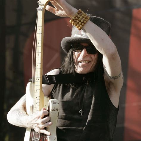 M Tley Cr E Guitarist Mick Mars Vuyelwaiylah