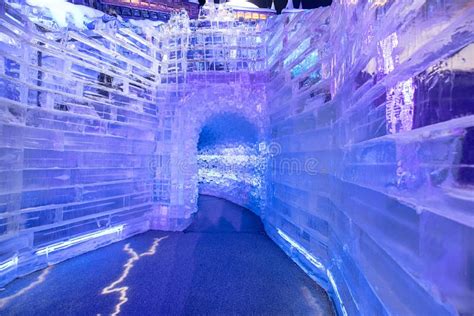 Ice Sculpture Tunnel at Gaylord Palms Resort in Orlando, January 2020 ...