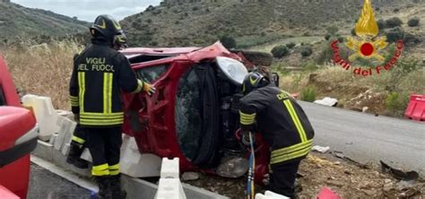 Resta Incastrato Nell Auto Soccorso Dai Vigili Del Fuoco Sulla Palermo