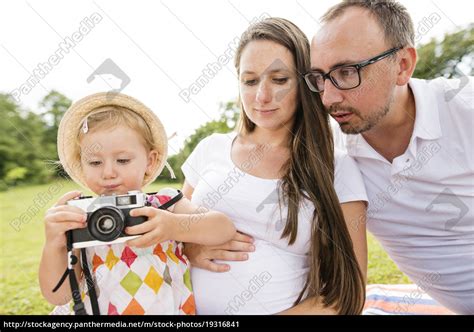 Gl Ckliche Familie Im Park Spielen Tochter Mit Kamera Stockfoto