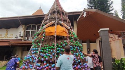 Ratusan Ikat Sapu Lidi Disulap Jadi Pohon Natal Bermasker Di Gereja