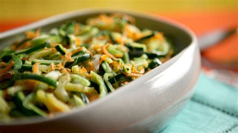 Ensalada De Calabac N Y Lim N Zucchini Lemon Slaw Anna Olson