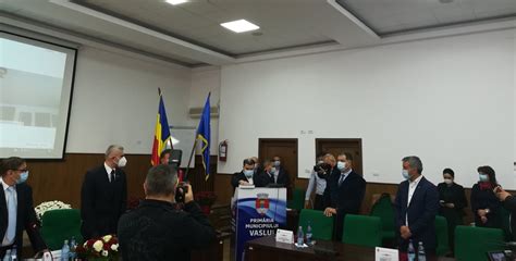 Primarul Vasile Pav L Sus Inut De Nepo I La Ceremonia De Nvestire N