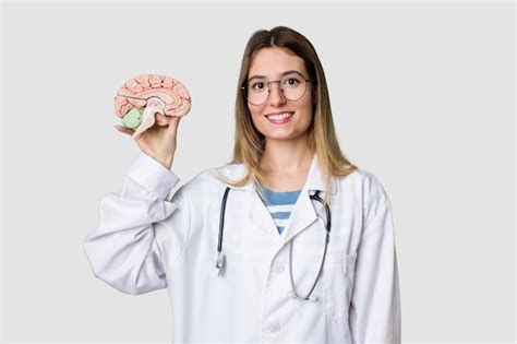 Joven Doctora Sosteniendo Un Modelo De Cerebro Foto Premium