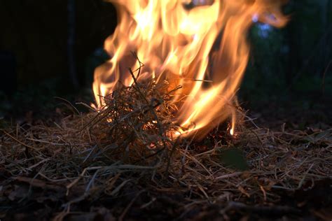 Making a Fire Using the Flint and Steel Method (Hands on Bushcraft) : 5 ...