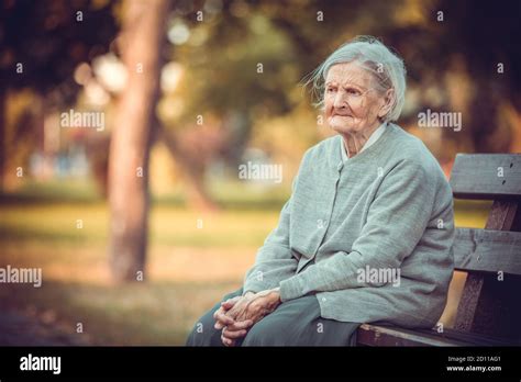 Portrait Dune Femme âgée Assise Sur Un Banc Dans Un Parc Dautomne La