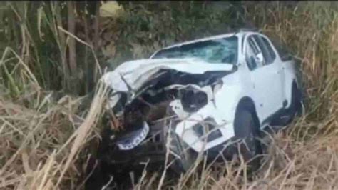 Caminhonete S10 fica destruída após bater na traseira de carreta na BR