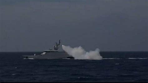 Kapal Perang Tni Angkatan Laut Muntahkan Peluru Kendali C Di