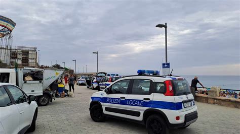 Residenti Esasperati A Savona Tende Abusive Invadono Le Spiagge