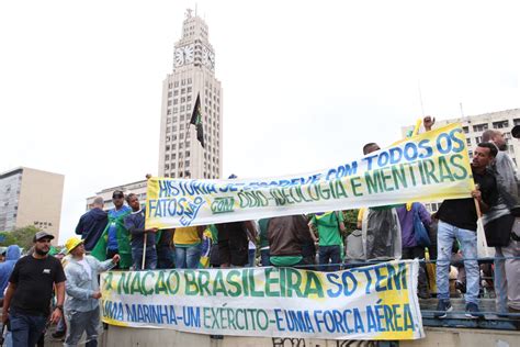 Em Ato Antidemocr Tico Bolsonaristas Pedem Interven O Militar Em