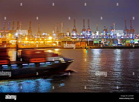 Containerschiff Auf Der Norderelbe Vor Ladekranen Am Containerterminal