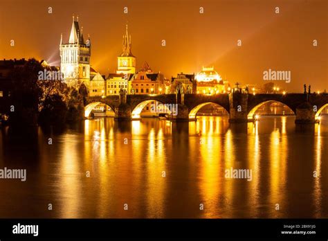 Moldau und Karlsbrücke mit Altstädter Brückenturm bei Nacht Prag