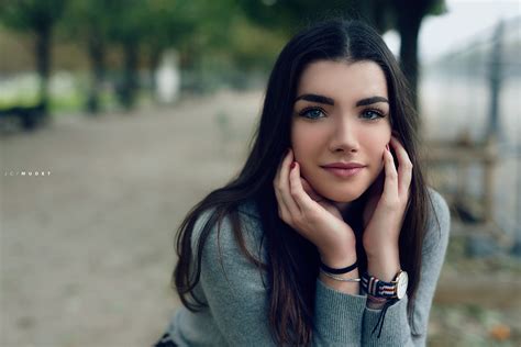 Fond Décran Femmes Souriant Yeux Bleus Ongles Rouges Portrait Femmes En Plein Air