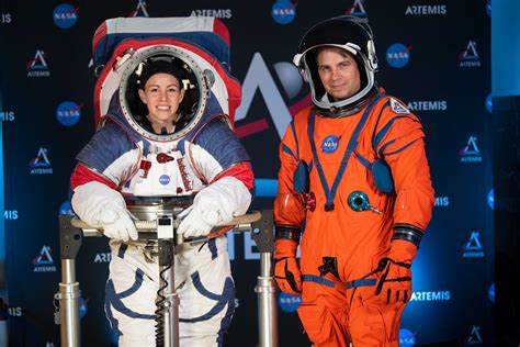 La Nasa Presentó Los Trajes Espaciales Que Serán Usados Para El Próximo