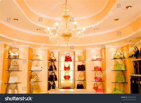 11 850 imágenes de Handbag display Imágenes fotos y vectores de