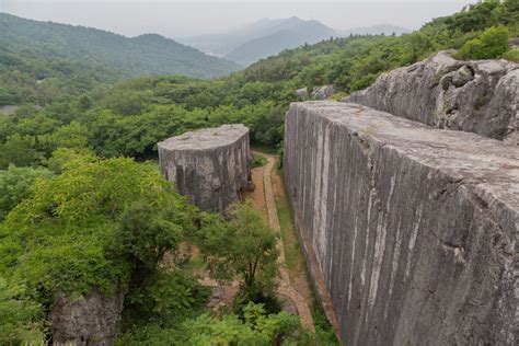 As impressionantes estelas megalíticas da pedreira de Yangshan na