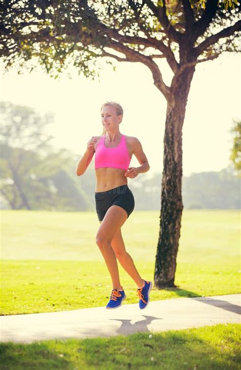 Mulher Que Corre No Parque Foto De Stock Imagem De Feliz 38383746