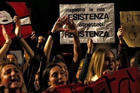 Femminicidi Triplicati Durante Lockdown 25 Novembre Donne In Piazza