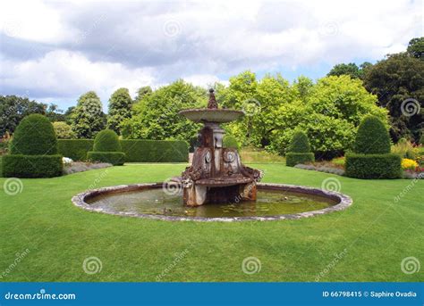 Fountain In A Topiary Garden Royalty Free Stock Photography