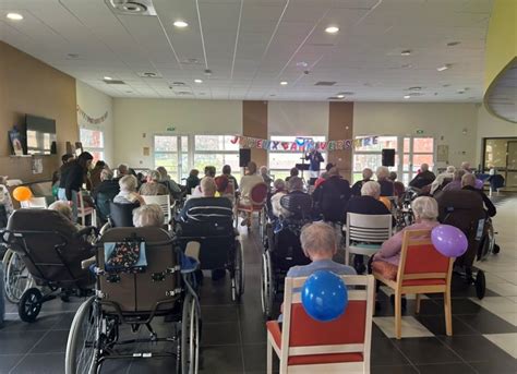 On fête les anniversaires du mois EHPAD Fouquières Coquelicots et