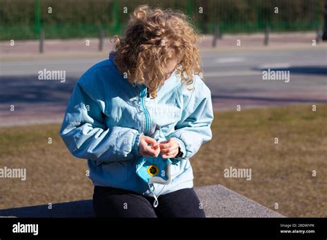 Visage De Jeune Fille Dans La Rue Banque De Photographies Et Dimages