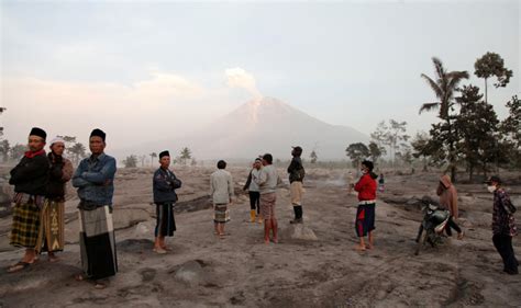 Rescue efforts resume in Indonesia after Mt. Semeru eruption | PBS News