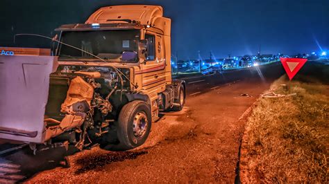 Dois Caminh Es Se Envolvem Em Acidente Na Br Em Cascavel Cgn O