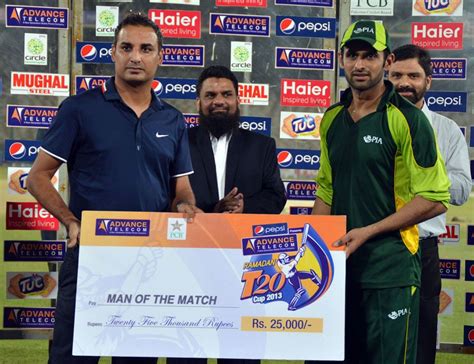 Shoaib Malik With The Man Of The Match Cheque Espncricinfo