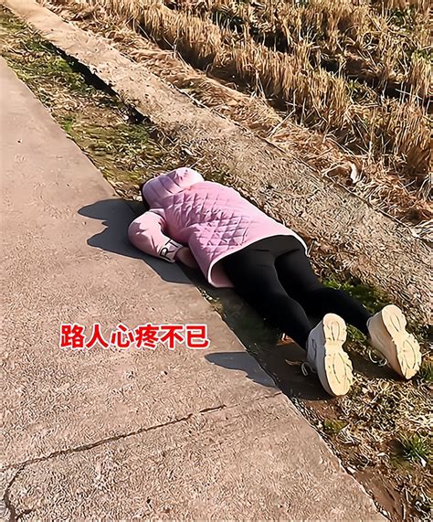 浙江：女子远嫁后躺河边大哭，惹路人心疼，一说父母就哭得更厉害 哔哩哔哩