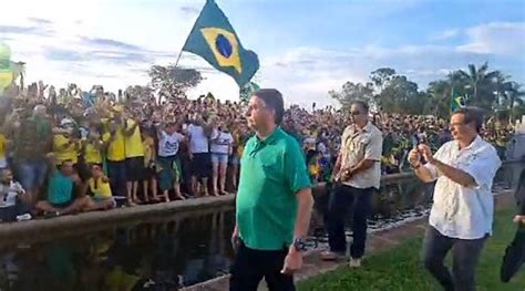 Pelo Segundo Dia Bolsonaro Aparece Para Apoiadores Mas Fica Em