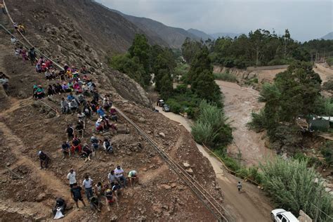 Pobladores Se Refugian En Las Partes Altas De Los Cerros Tras La Ca Da