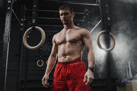 Młodej Crossfit Atlety Barbell Podnośny Koszt Stały Przy Gym Mężczyzna