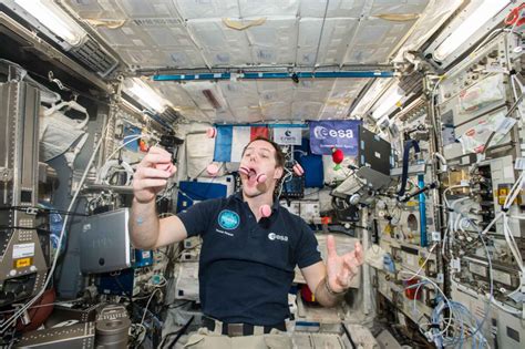 Photo Thomas Pesquet Mange Des Macarons Dans La Station Spatiale ISS