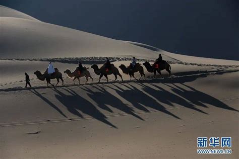 央媒看甘肃丨甘肃敦煌：大漠风光引客来旅游游客鸣沙山