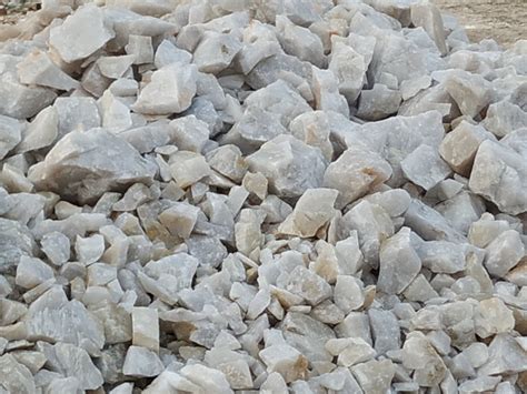 Lumps Snow White Quartz Lump For Glass Packaging Size Loose At Rs