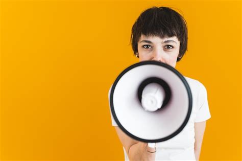 Anuncio Concepto Joven Genz Persona Con Altavoz Mujer De Pelo Corto