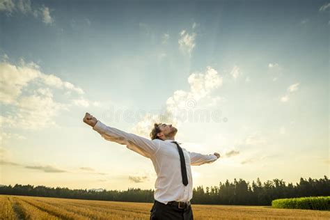 Homem De Neg Cios Grato Os Bra Os Abertos No Campo Imagem De Stock