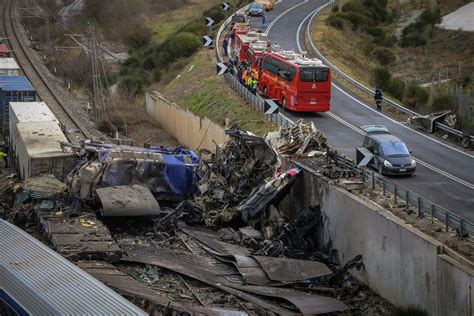 58 Καρφιά στα Τέμπη Το συμβολικό έργο τέχνης κοντά στο σημείο της