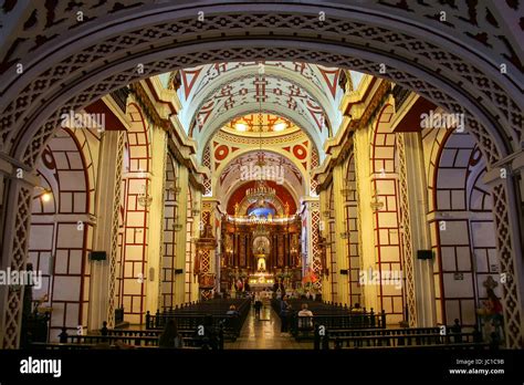 Intérieur du Monastère de San Francisco de Lima Pérou L église et le