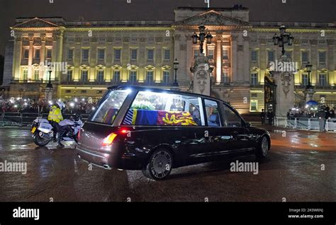 Le Corbillard Portant Le Cercueil De La Reine Elizabeth Ii Arrive Au