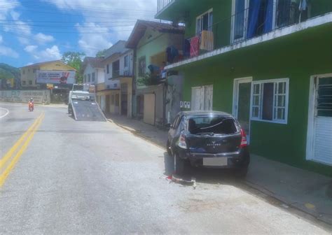 Colis O Entre Dois Carros Registrada Na Primeiro De Maio