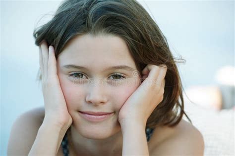 Jolie Fille Avec Un Sourire Mignon Photo Stock Image Du Sourire Zone