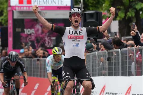 Giro Ackermann Vence Etapa Thomas Segue L Der E Jo O Almeida