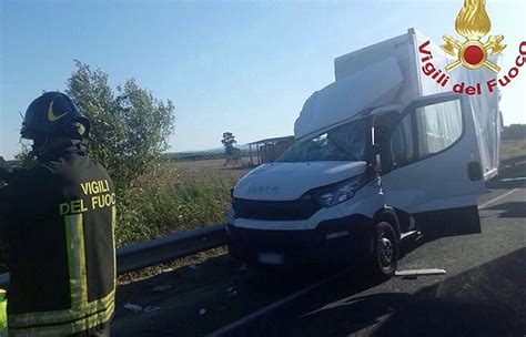 Scontro Tra Un Furgone E Un Camion Sulla Fi Pi Li Grave Uno Dei Conducenti