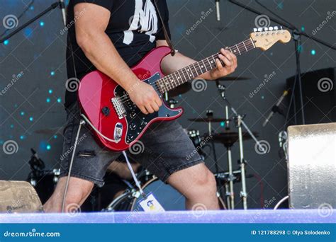 Guitarra De La Electricidad Del Juego Del Guitarrista En Etapa Del